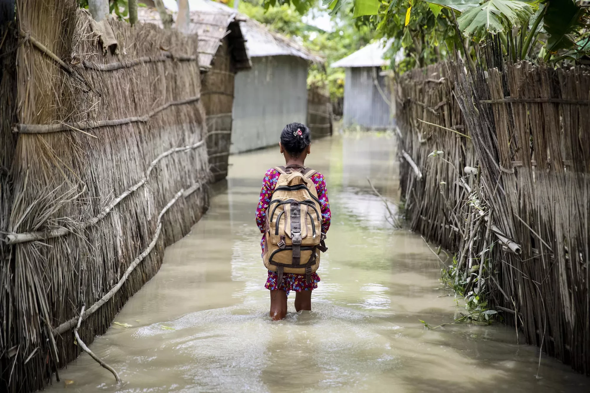 Enchentes e alagamentos em diversas regiões do globo impactam, em maior escala, pessoas mais pobres. — Foto: UNICEF/Akash.
