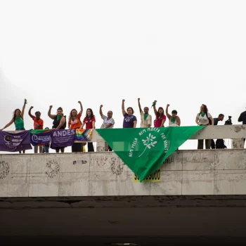 Ato do Nem Presa Nem Morta em 2023 — Amanhecer verde na rodoviária de Brasília (DF). — Foto: Juliana Duarte.