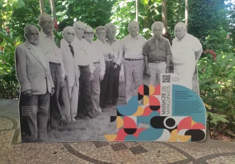 Painel no campus Manguinhos da Fiocruz em homenagem aos dez cientistas cassados pela ditadura, no Massacre de Manguinhos (1970). São eles, da esquerda para a direita: Augusto Cid Mello Perissé, Tito Cavalcanti, Haity Moussatché, Fernando Braga Ubatuba, Moacyr Vaz de Andrade, Hugo de Souza Lopes, Masao Goto, Herman Lent, Sebastião José de Oliveira e Domingos Arthur Machado Filho (1986, Acervo Fiocruz, fotógrafo: Flávio de Souza). — Foto: Glauber Tiburtino.