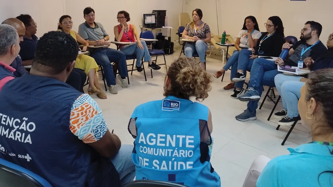 Equipes da Saúde da Família, Multidisciplinar e do Caps se reúnem para discussão sobre o caso de uma paciente. — Foto: Licia Oliveira.