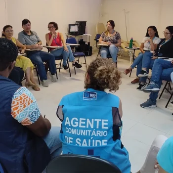 Equipes da Saúde da Família, Multidisciplinar e do Caps se reúnem para discussão sobre o caso de uma paciente. — Foto: Licia Oliveira.