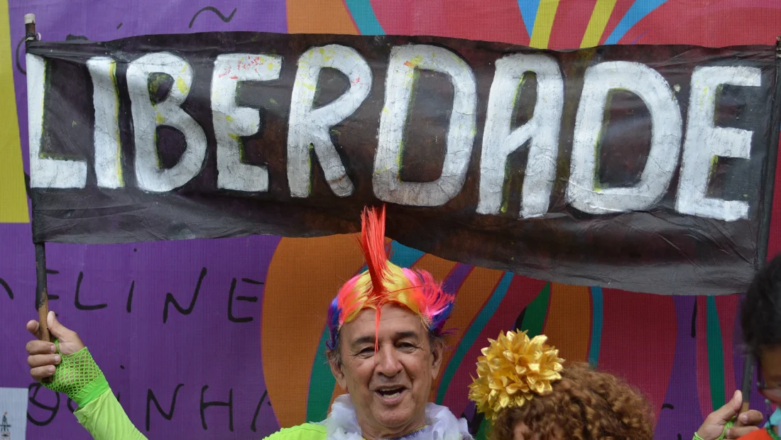 Adilson Tiamo: folião assíduo dos blocos da saúde mental do Rio de Janeiro e autor do samba-enredo vencedor do Loucura Suburbana em 2024. — Foto: Luíza Zauza.