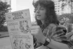 Rosely Roth, importante liderança do movimento lésbicas brasileiro, lê o boletim ChanacomChana, produzida por ela e o Grupo de Ação Lésbica Feminista (GALF). — Fonte: FolhaPress.