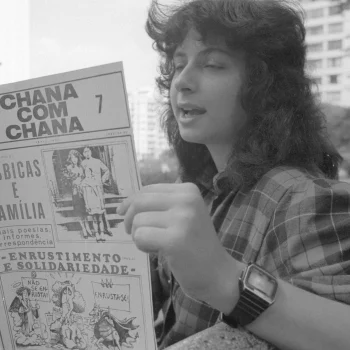 Rosely Roth, importante liderança do movimento lésbicas brasileiro, lê o boletim ChanacomChana, produzida por ela e o Grupo de Ação Lésbica Feminista (GALF). — Fonte: FolhaPress.