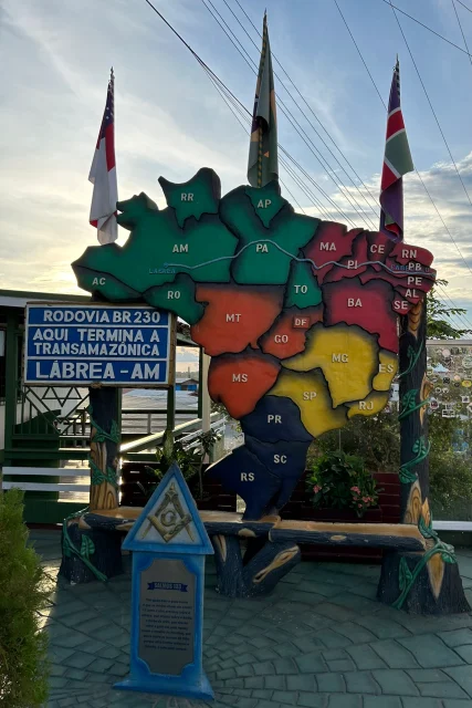 Em Lábrea, um monumento mostra que a cidade fica onde termina a Rodovia Transamazônica. — Foto: Adriano De Lavor.