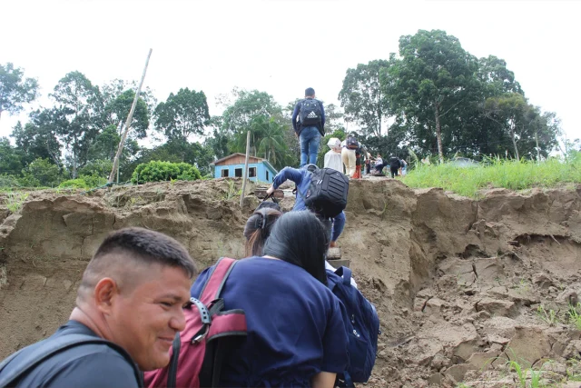 Na chegada à comunidade de Várzea Grande, o desafio de escalar barrancos que podem chegar a 30 metros. — Foto: Adriano De Lavor.
