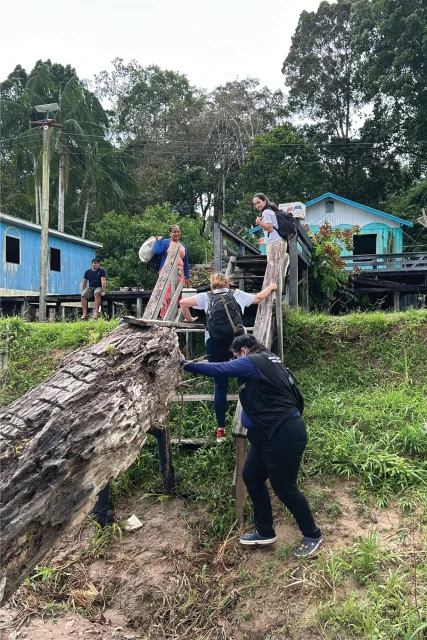 Na chegada à comunidade de Várzea Grande, o desafio de escalar barrancos que podem chegar a 30 metros. — Foto: Adriano De Lavor.