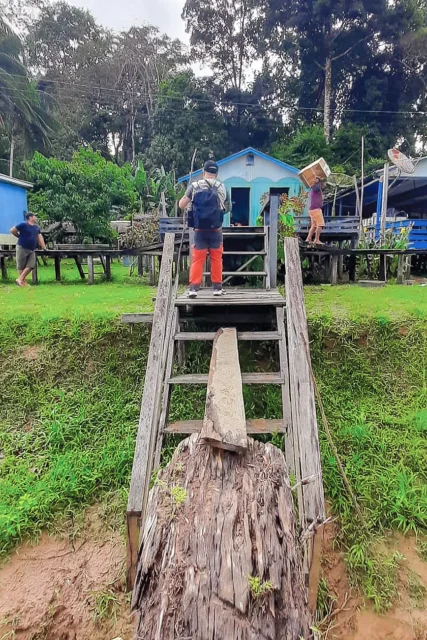 Na chegada à comunidade de Várzea Grande, o desafio de escalar barrancos que podem chegar a 30 metros. — Foto: Adriano De Lavor.
