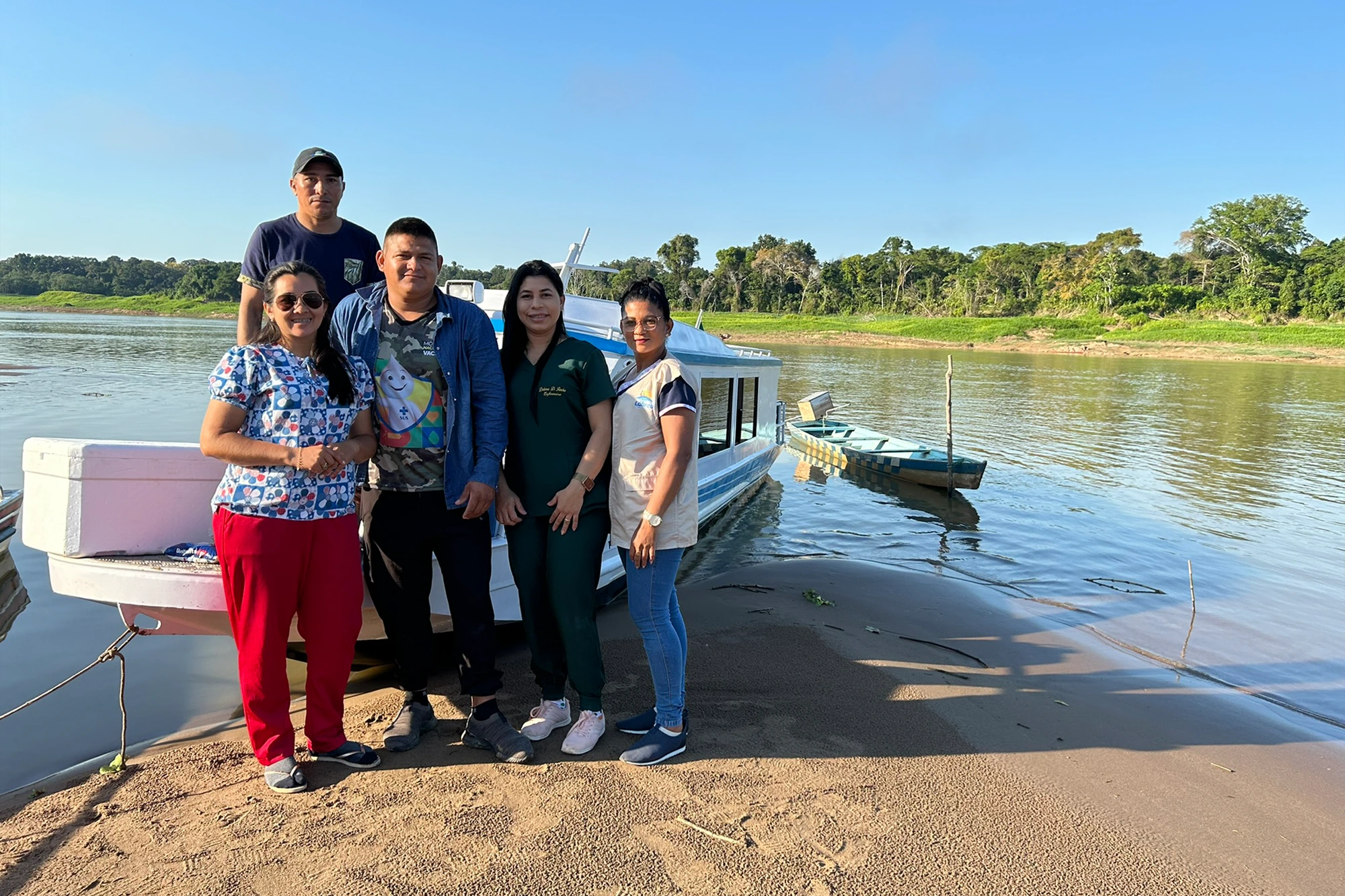 A equipe de saúde do município de Lábrea, na chegada à comunidade de Acimã: Keith, Deca, Jheimisson, Débora e Natilúcia. — Foto: Adriano De Lavor.