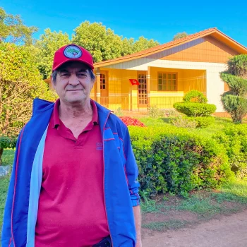 Isaías Vedovatto em frente à sua casa no assentamento do MST. — Foto: Lara Souza.