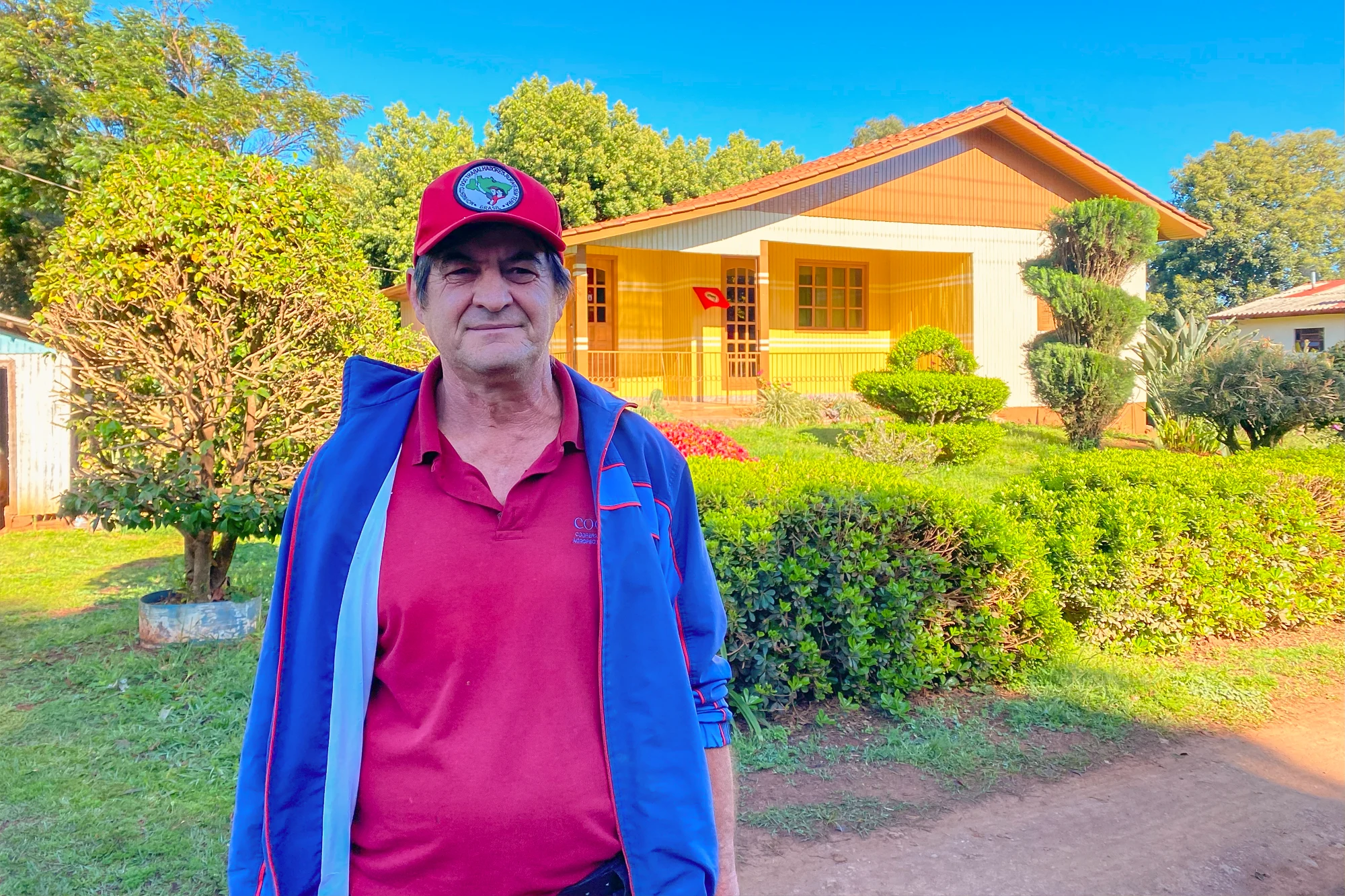 Isaías Vedovatto em frente à sua casa no assentamento do MST. — Foto: Lara Souza.