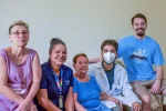 Em família: Dona Nadir, 89 anos, recebe em sua casa a equipe da ESF com a ACS Thaís Villela e o médico residente Marcos Herkenhoff, ao lado da nora Mônica e do neto Lucas. — Foto: Fernanda Andrade.