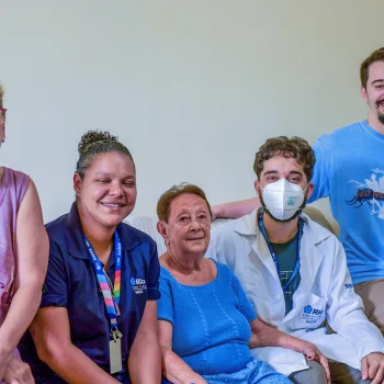 Em família: Dona Nadir, 89 anos, recebe em sua casa a equipe da ESF com a ACS Thaís Villela e o médico residente Marcos Herkenhoff, ao lado da nora Mônica e do neto Lucas. — Foto: Fernanda Andrade.