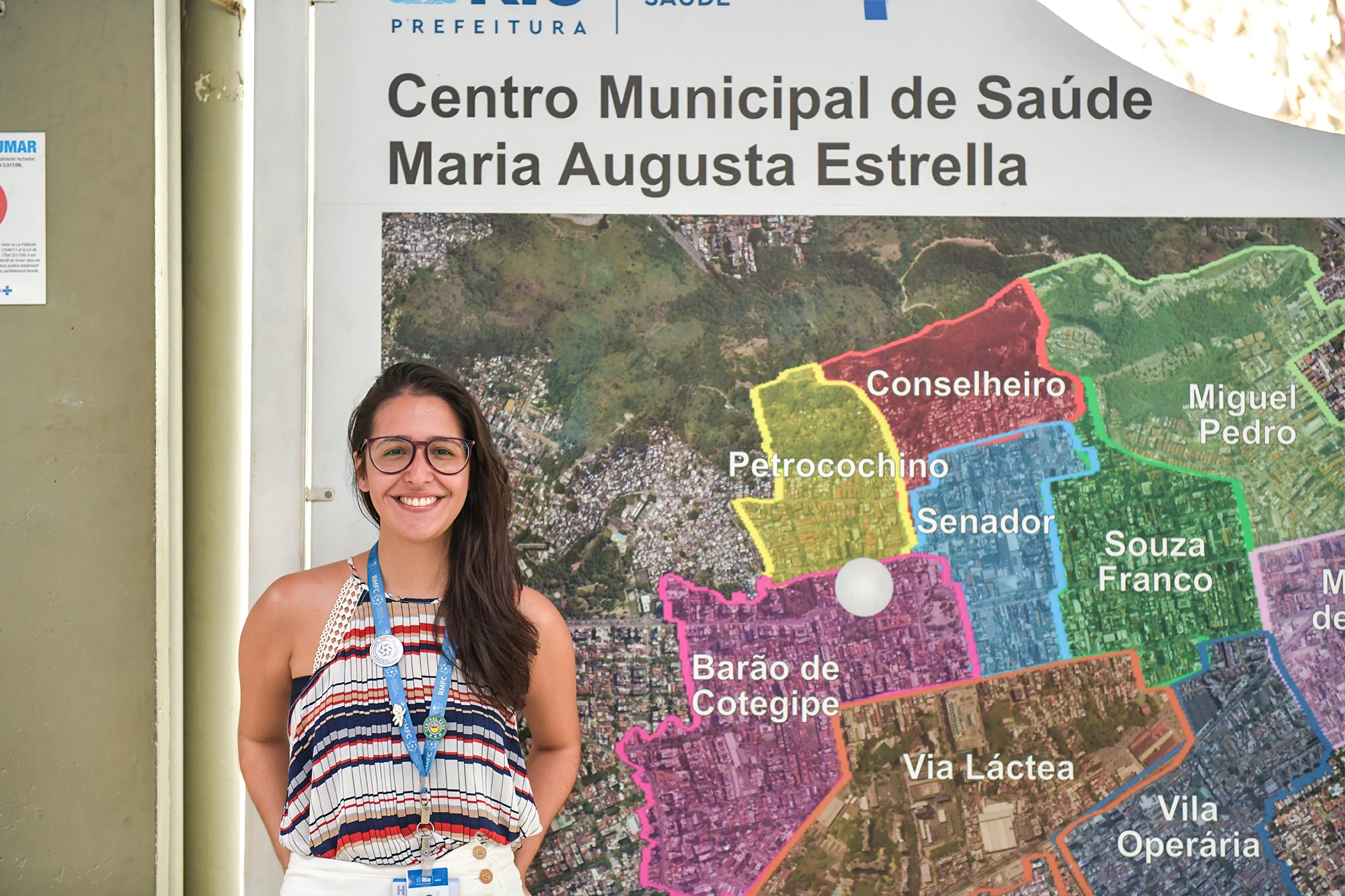 “Para promover saúde, é preciso entender a pessoa como um todo”, afirma Beatriz Pinheiro [no Centro de Saúde Maria Augusta Estrella e do alto do Morro dos Macacos, no RJ, onde ela atende]. — Foto: Fernanda Andrade.