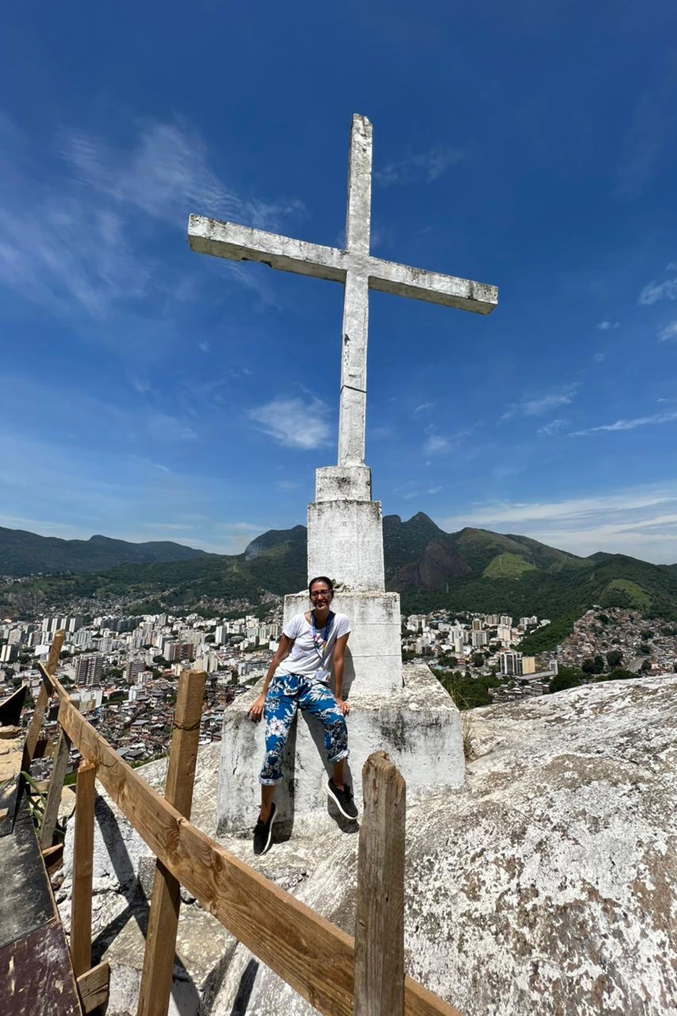 “Para promover saúde, é preciso entender a pessoa como um todo”, afirma Beatriz Pinheiro [do alto do Morro dos Macacos, no RJ, onde ela atende]. — Foto: acervo pessoal.