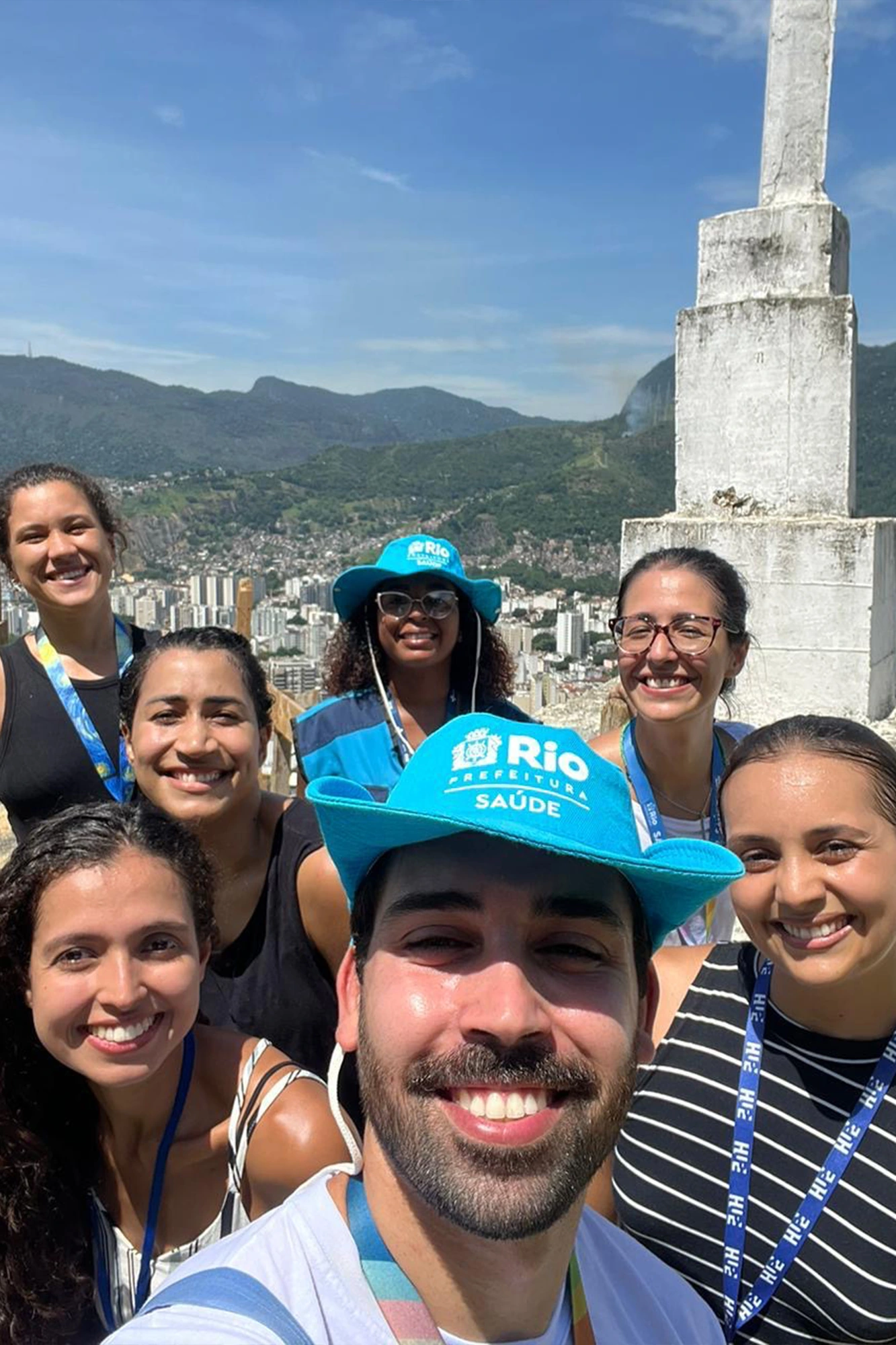 “Para promover saúde, é preciso entender a pessoa como um todo”, afirma Beatriz Pinheiro [do alto do Morro dos Macacos, no RJ, onde ela atende]. — Foto: acervo pessoal.