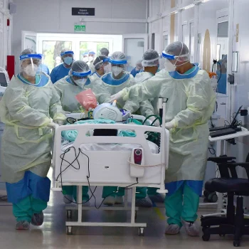 Profissionais de saúde atuaram sob pressão para salvar vidas durante a pandemia de covid-19. — Foto: Peter Ilicciev.