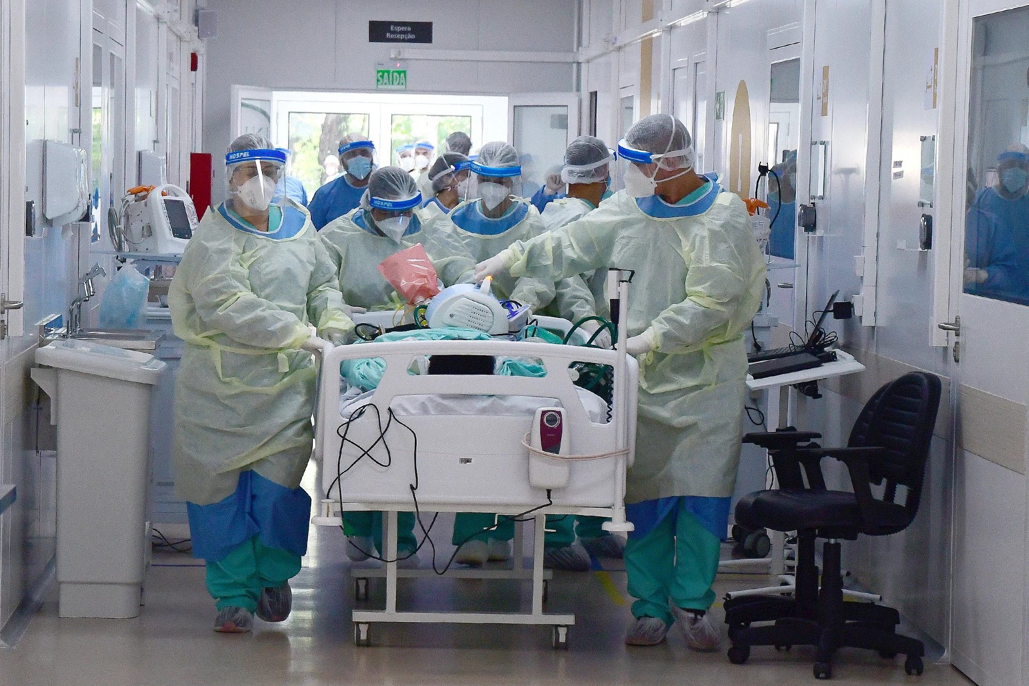 Profissionais de saúde atuaram sob pressão para salvar vidas durante a pandemia de covid-19. — Foto: Peter Ilicciev.