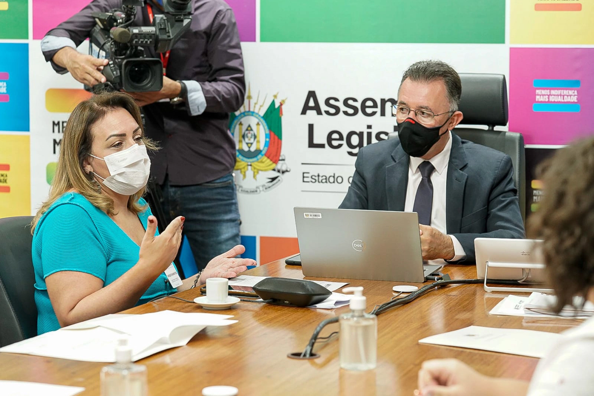 Rosângela Dornelles, coordenadora geral da Associação Vida e Justiça, em reunião na Assembleia Legislativa do Rio Grande do Sul. — Foto: reprodução/internet.