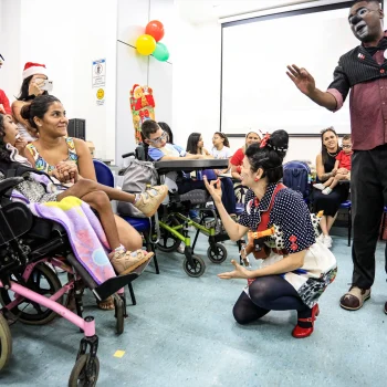 Artistas especializados atuam no estímulo criativo e afetivo daqueles que estão em extrema vulnerabilidade. — Foto: Ratão Diniz.