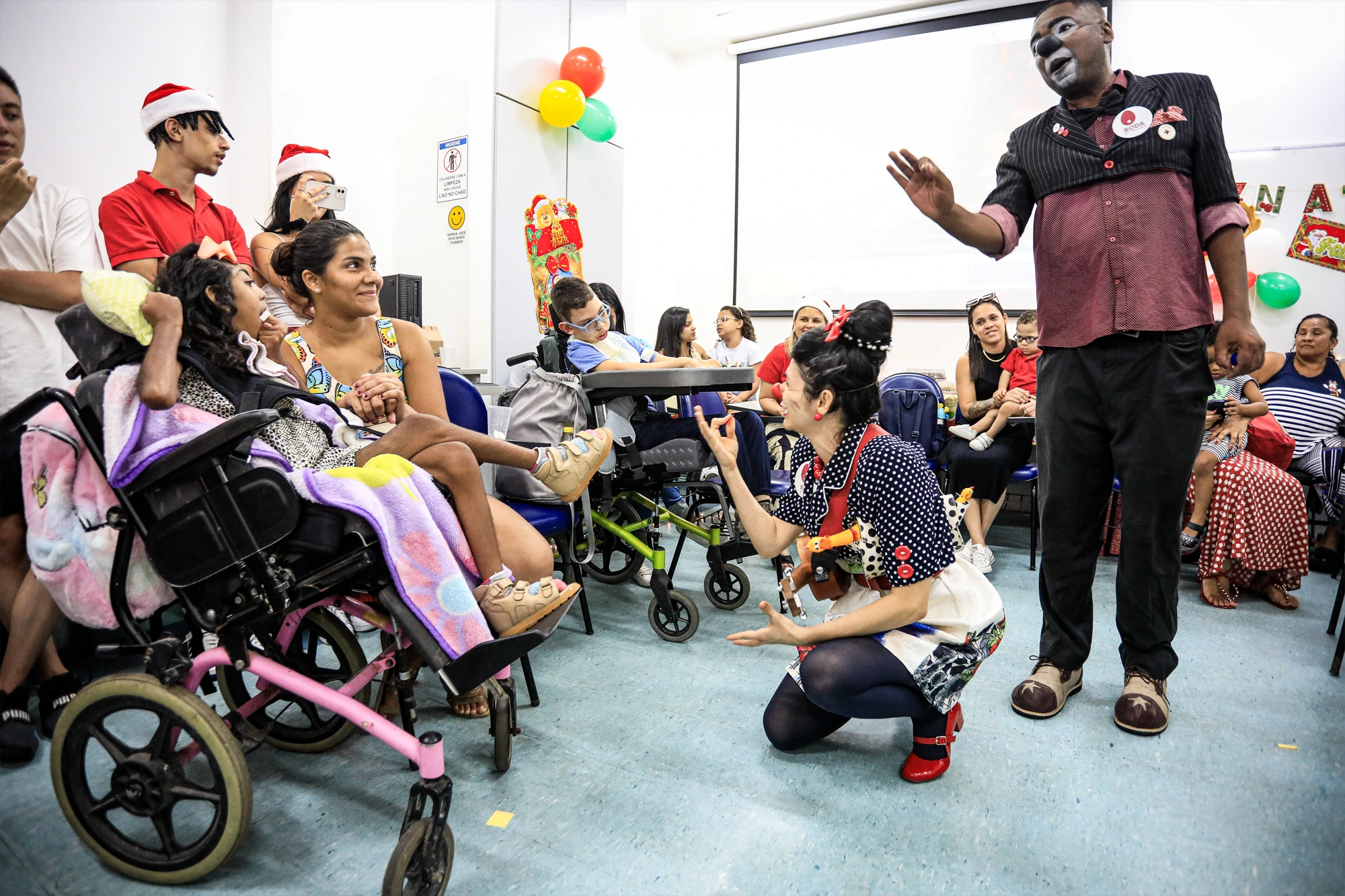 Artistas especializados atuam no estímulo criativo e afetivo daqueles que estão em extrema vulnerabilidade. — Foto: Ratão Diniz.