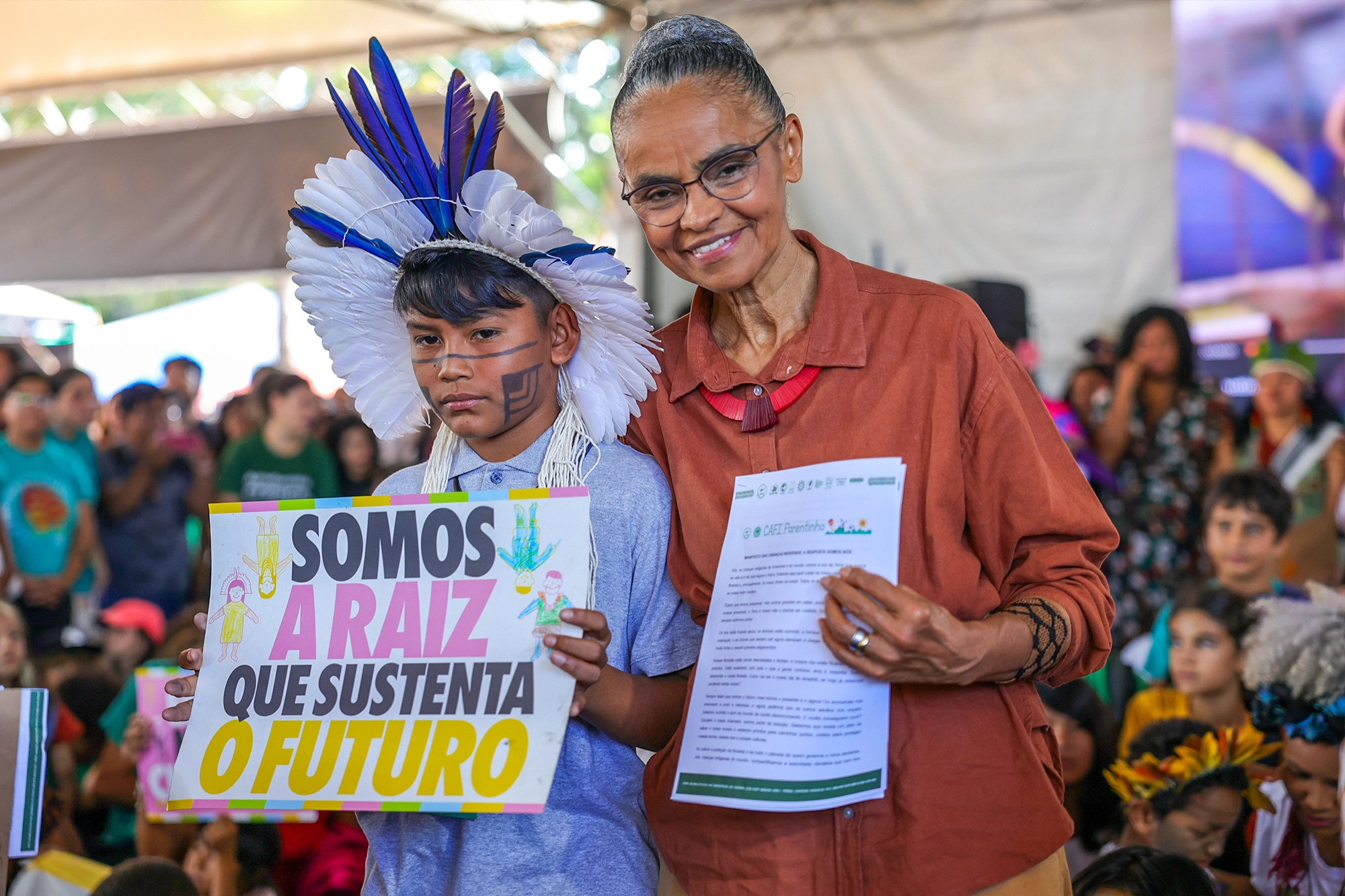 Crianças indígenas entregam à ministra do Meio Ambiente e Mudança do Clima, Marina Silva, uma carta com reivindicações para a COP30 durante o 21º ATL. — Foto: Fabio Rodrigues-Pozzebom/Agência Brasil.