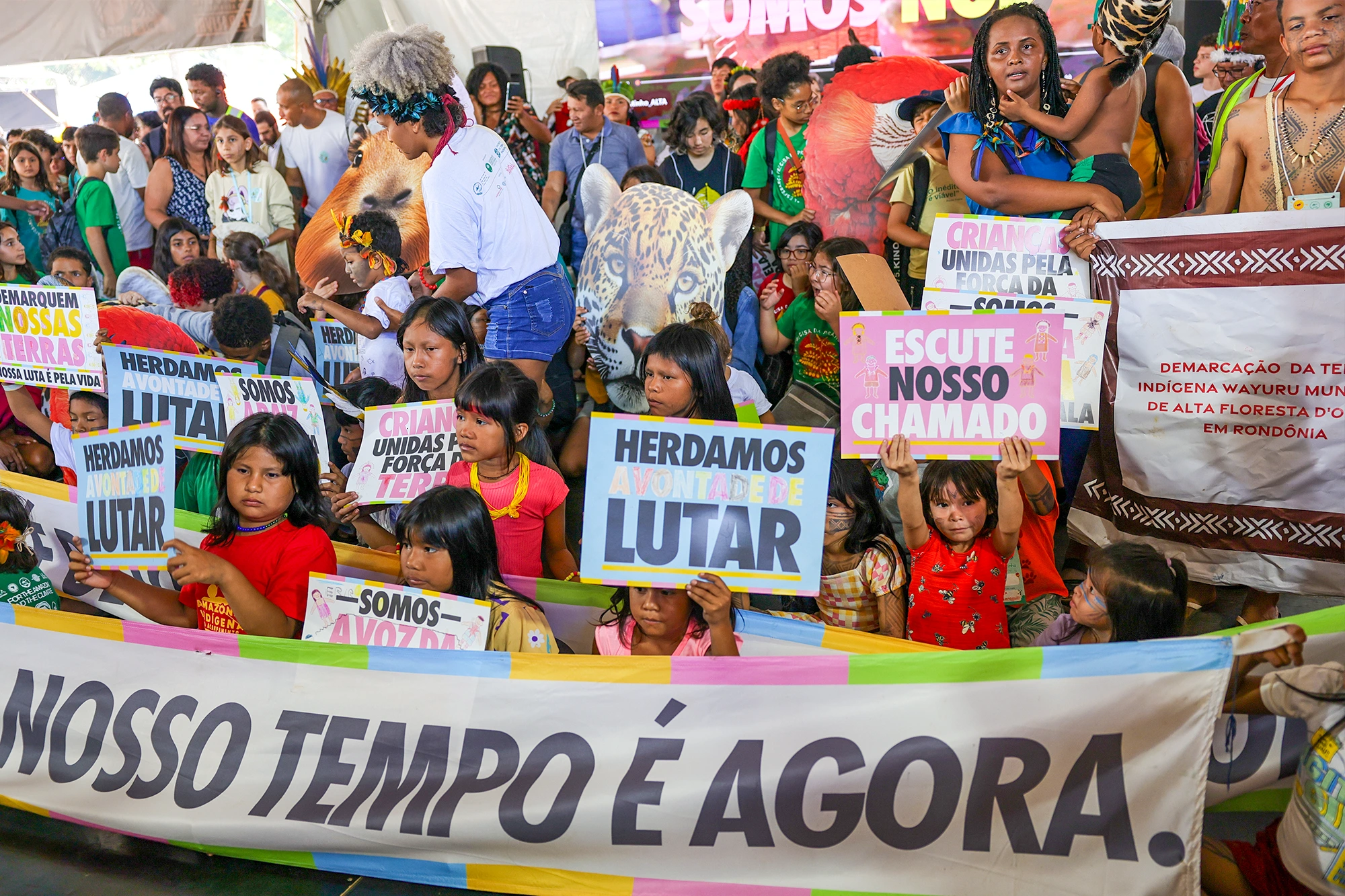 “O futuro somos nós”: crianças indígenas fizeram um apelo às ministras do Meio Ambiente, Marina Silva e dos Povos Indígenas, Sônia Guajajara, durante o Acampamento Terra Livre, em Brasília, em 11 de abril. — Foto: Fabio Rodrigues-Pozzebom/Agência Brasil.