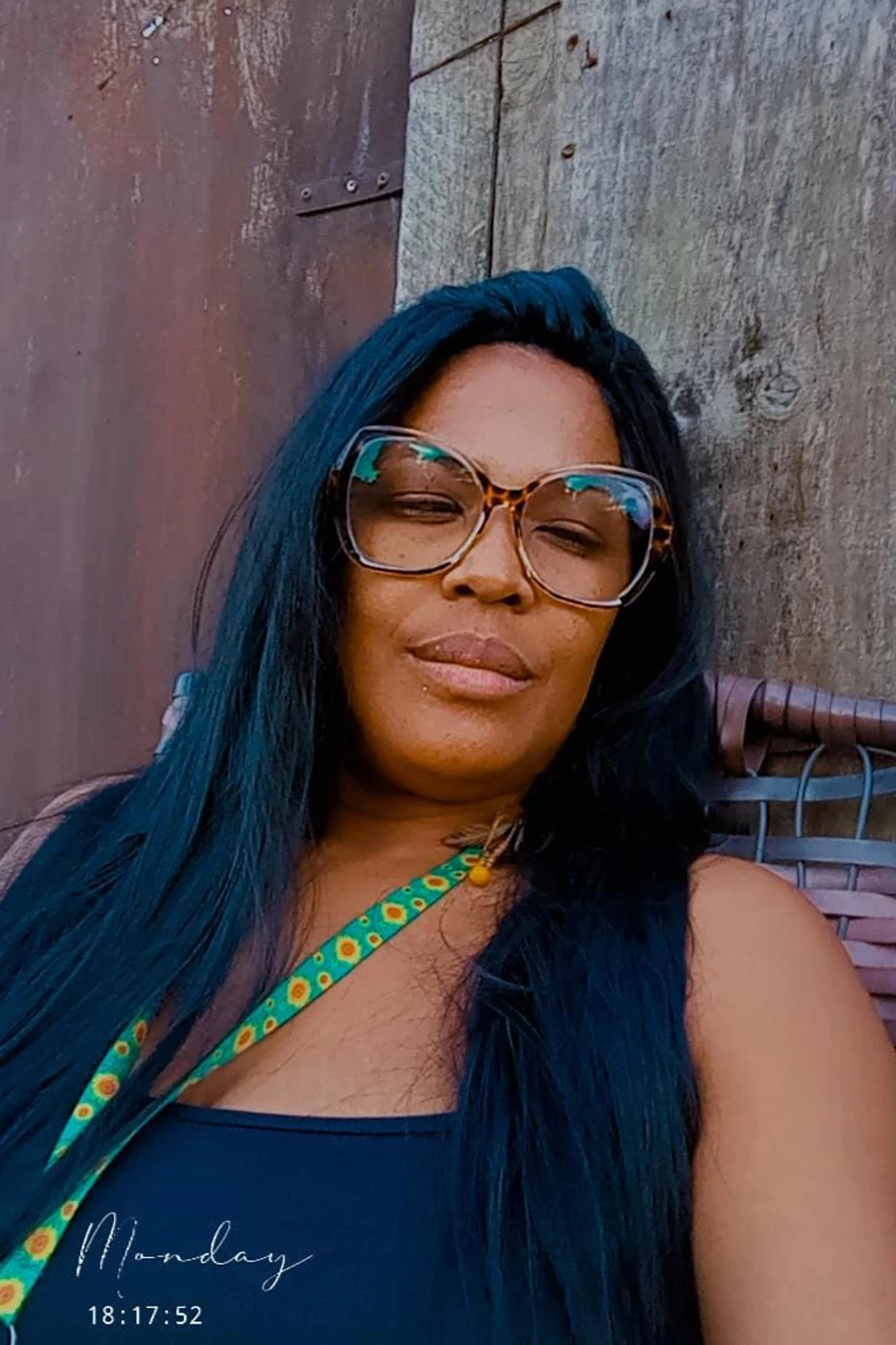 Cida da Silva usando o cordão de girassol que simboliza deficiências ocultas e garante direitos. — Foto: Acervo pessoal.