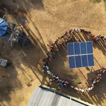 A instalação de energia solar nas comunidades garante melhorias nos serviços de saúde, além de acesso à água tratada e à internet. — Foto: Acervo Projeto Saúde e Alegria.