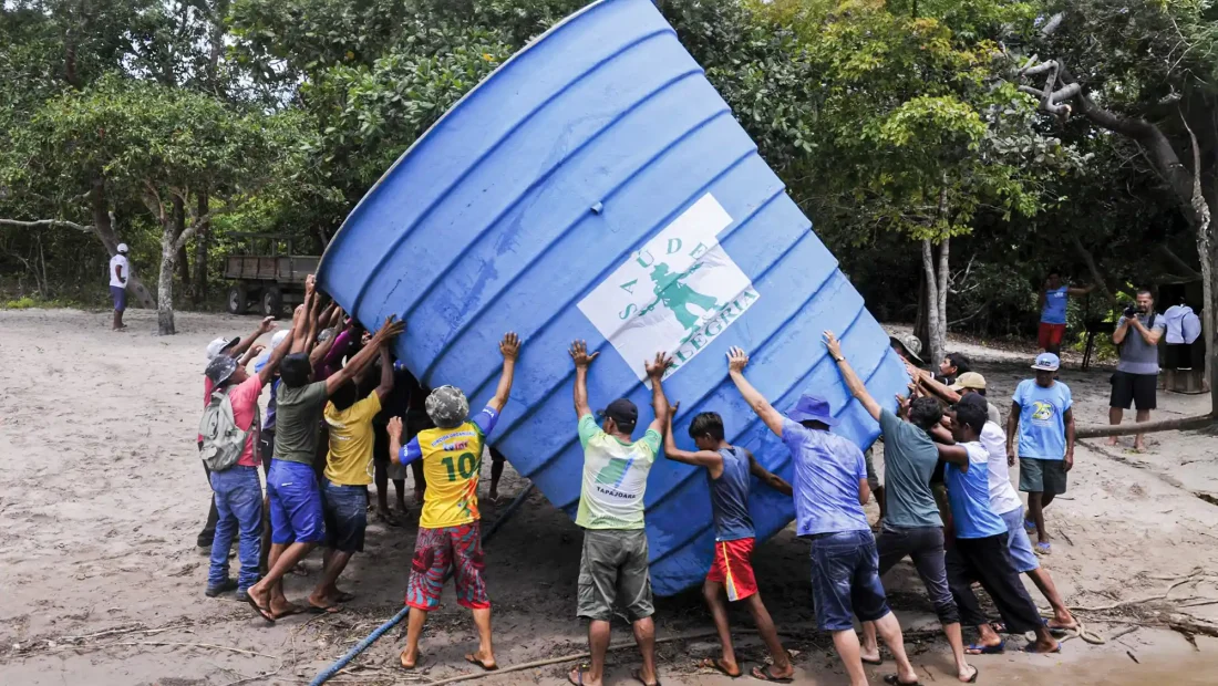 Instalação de caixa d’água em Anumã: a garantia de água potável é conquista comemorada pelas comunidades. — Foto: Projeto Saúde e Alegria/Chico Pereira - local Anumã.