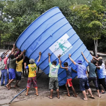 Instalação de caixa d’água em Anumã: a garantia de água potável é conquista comemorada pelas comunidades. — Foto: Projeto Saúde e Alegria/Chico Pereira - local Anumã.