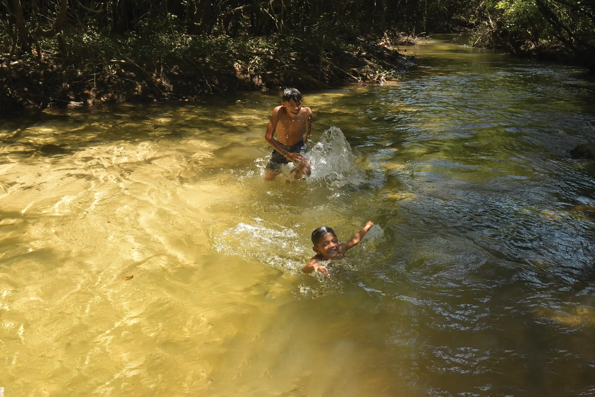 Cena comum na região do Tapajós: crianças brincam nas águas do igarapé. — Foto: Lara Souza.
