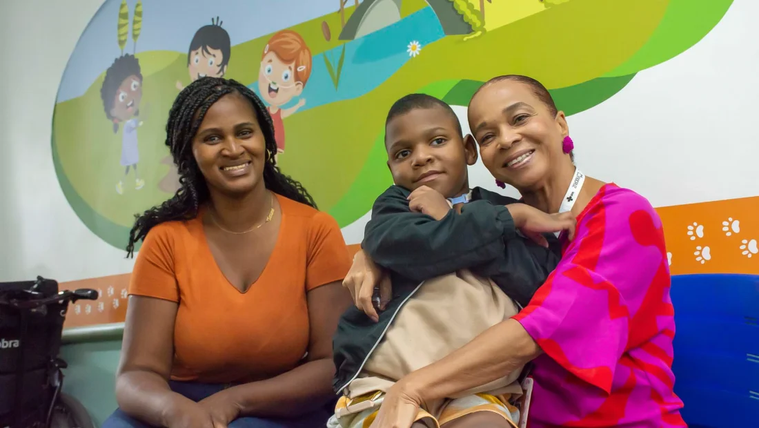 Tatiane Furtado (à esquerda), mãe de Davi, foi acolhida pela psicóloga Kátia Moss no projeto Cuidadoria de Mãe. — Foto: Eduardo de Oliveira.