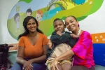 Tatiane Furtado (à esquerda), mãe de Davi, foi acolhida pela psicóloga Kátia Moss no projeto Cuidadoria de Mãe. — Foto: Eduardo de Oliveira.