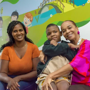 Tatiane Furtado (à esquerda), mãe de Davi, foi acolhida pela psicóloga Kátia Moss no projeto Cuidadoria de Mãe. — Foto: Eduardo de Oliveira.