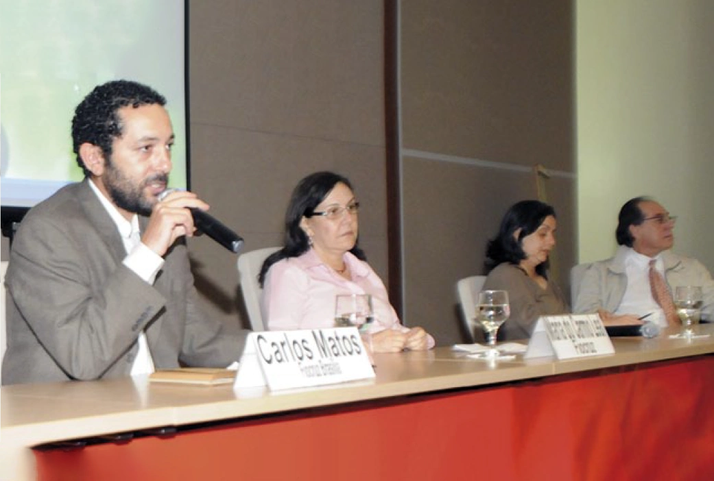 Carlos, da Fiocruz Brasília, com a vice-presidente Maria do Carmo: papel essencial da imprensa. — Foto: Gilmar Félix.