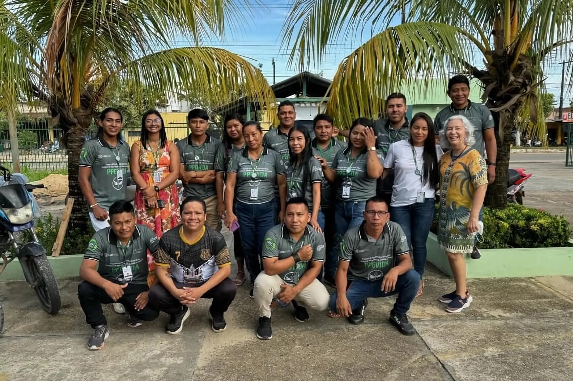 Os mestres da primeira turma indígena de sanitaristas registram a conquista histórica ao lado de Luiza Garnelo (de vestido estampado, no lado direito da imagem), idealizadora da formação - Foto: Acervo PPGVIDA