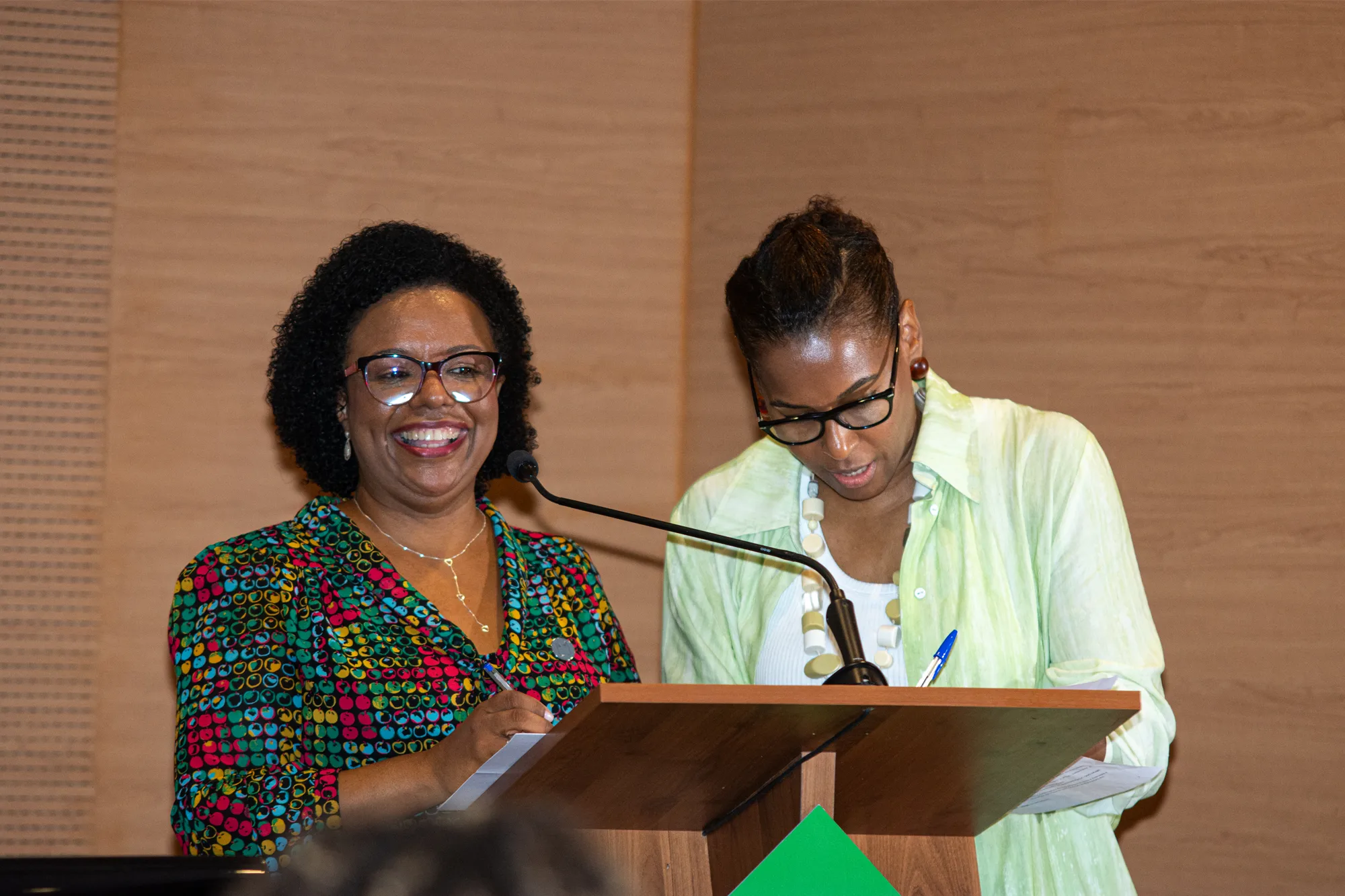 Marly Cruz (de blusa estampada, à esquerda) e Márcia Alves (de verde, à direita) coordenam o Observatório de Saúde da População Negra. — Foto: Júlio Kummer (Ensp/Fiocruz)
