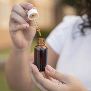 Medicamentos à base de cannabis são utilizados, por exemplo, para o tratamento de dores crônicas, epilepsia e sintomas associados à quimioterapia. — Foto: Manu Farias