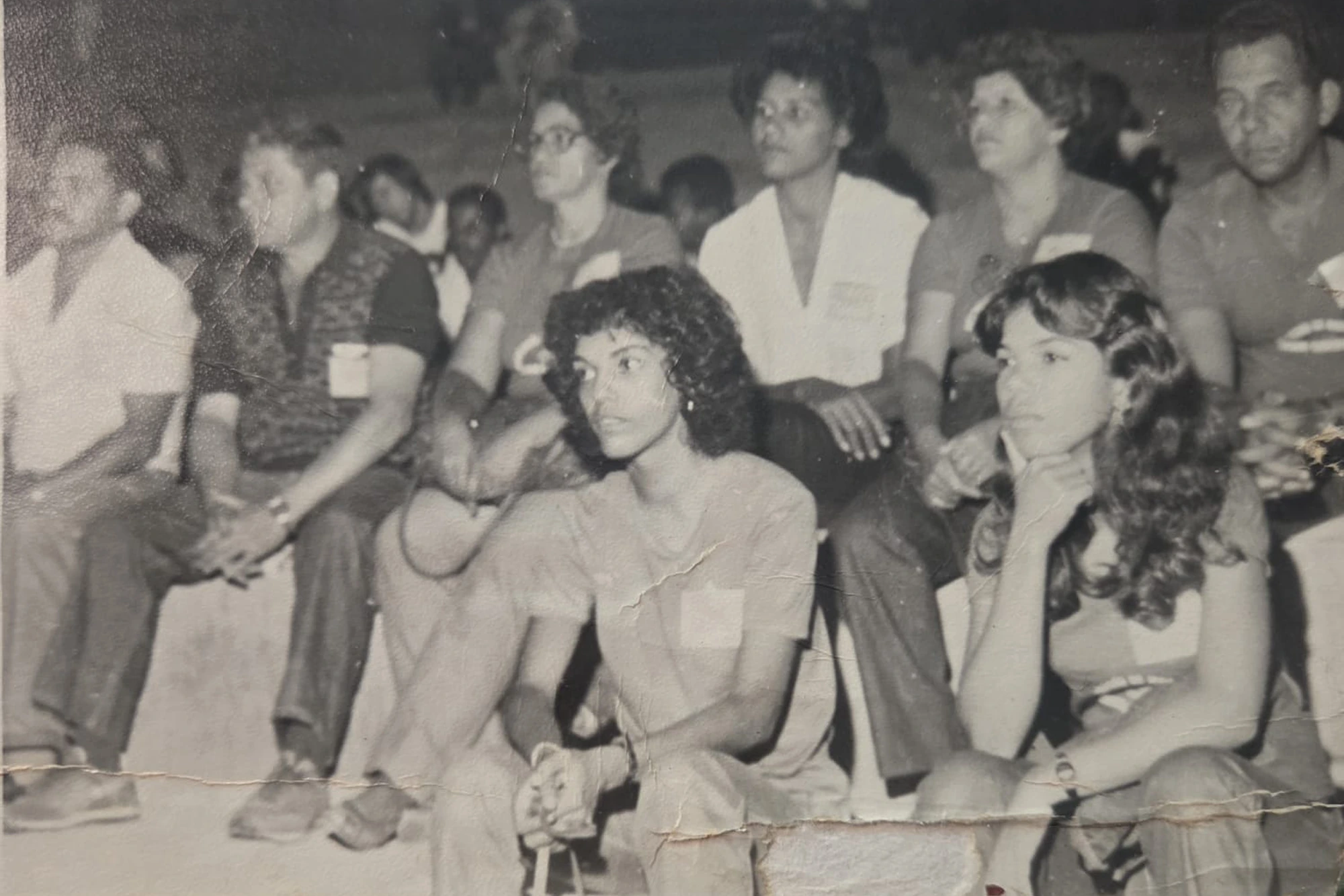 Aos 22 anos, Karla Travaglia (sentada, com a mão no queixo) participou da 8a como da sociedade civil. — Foto: acervo pessoal