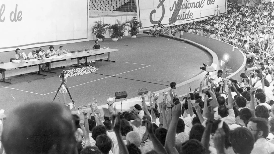 Debate durante a 8a Conferência Nacional de Saúde. — Foto: acervo Radis/Ensp.