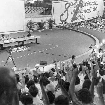 Debate durante a 8a Conferência Nacional de Saúde. — Foto: acervo Radis/Ensp.