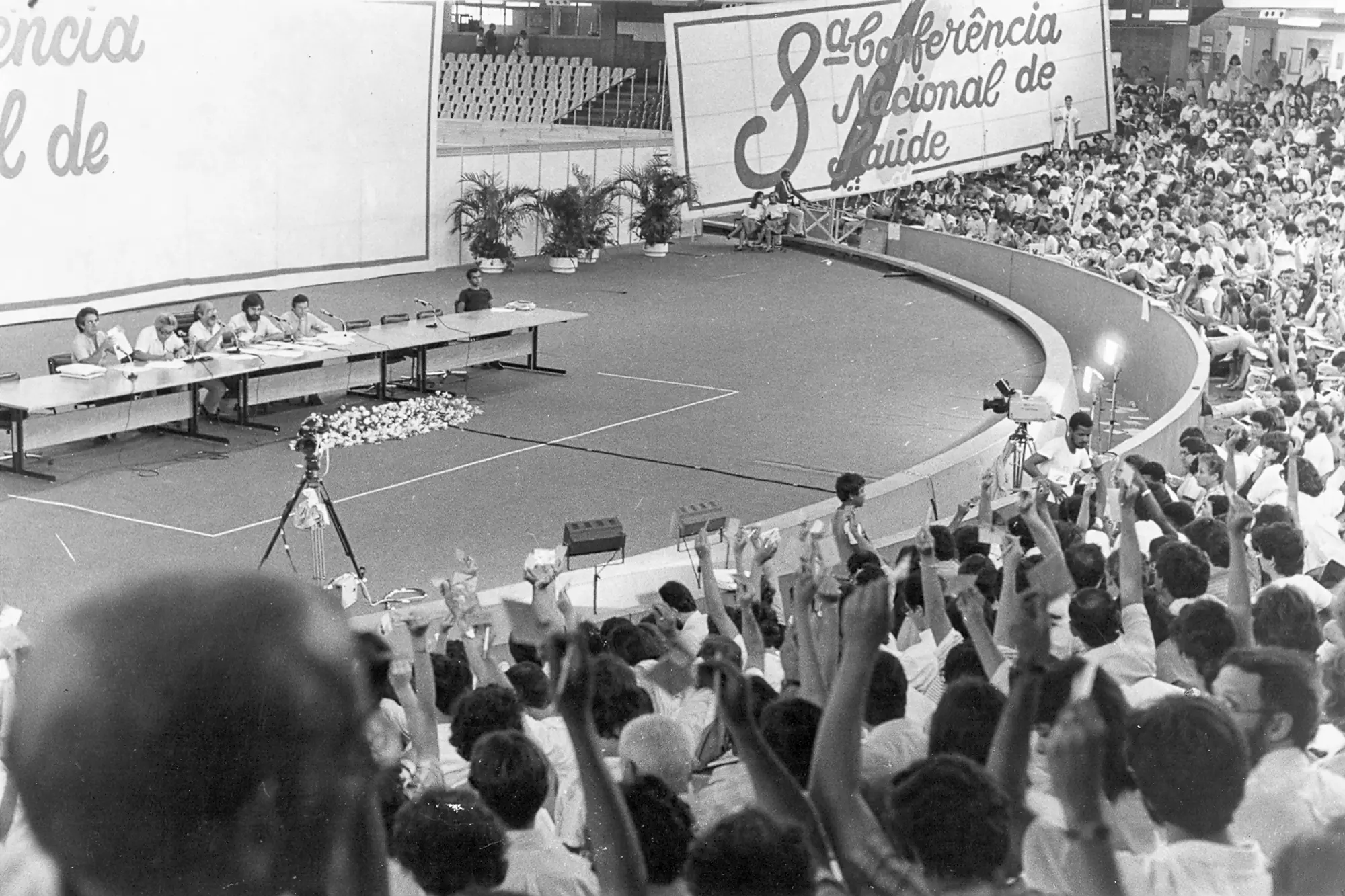 Debate durante a 8a Conferência Nacional de Saúde. — Foto: acervo Radis/Ensp.
