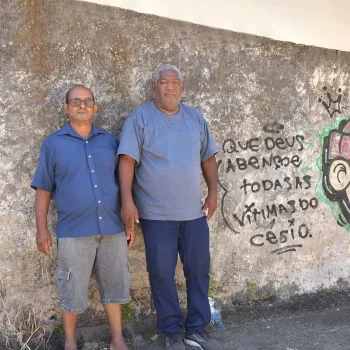 Donizeth e Marcelo em frente a muro onde era a casa de um dos catadores que desmontou a máquina de raio-x: falta um cuidado em preservar a memória. - Foto: Eduardo de Oliveira