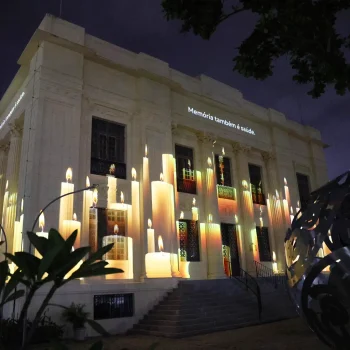 Projeção realizada pelo Ministério da Saúde em homenagem às vítimas da covid-19 no Centro Cultural do Ministério da Saúde, no Rio de Janeiro - Foto: Rovena Rosa/ Agência Brasil