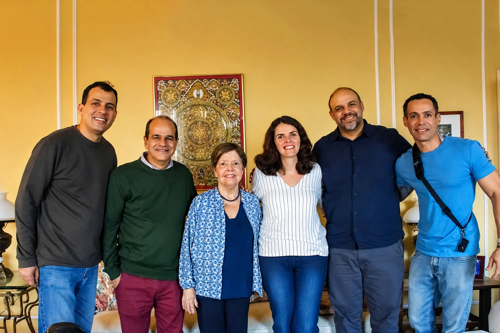Cecília Minayo recebeu parte da equipe de Radis em sua casa para a entrevista, da esquerda para a direita: Luiz Felipe Stevanim, Rogério Lannes, a anfitriã Cecília, Licia Oliveira, Glauber Tiburtino e Eduardo de Oliveira — Foto: Eduardo de Oliveira.