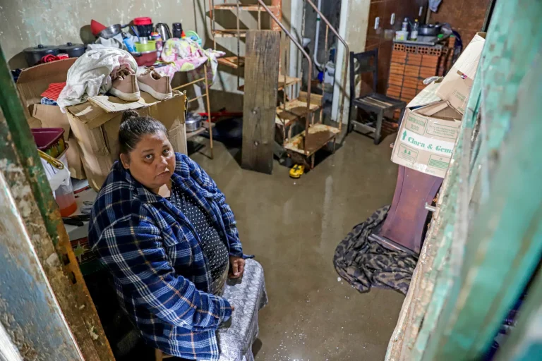 Em eventos climáticos extremos, como as enchentes do RS em 2024, as áreas mais atingidas são aquelas em que vivem as pessoas mais pobres — Foto: Bruno Peres/Agência Brasil