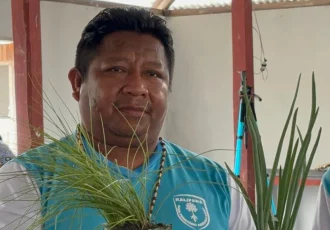 Dzoodzo Baniwa realiza pesquisas que auxiluiam sua comunidade diante das mudanças climáticas, na Terra Indígena do Alto Rio Negro, no Amazonas — Foto: acervo pessoal.